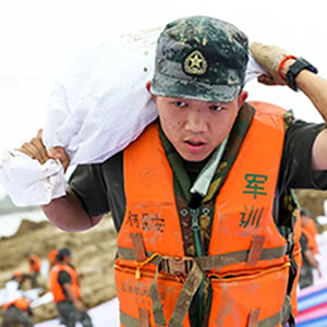 必須頂?shù)蒙希〉?1集團軍某旅300余名官兵冒雨奮戰(zhàn)一線