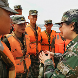 官兵們勇斗洪魔，她帶領團隊力降“夏日殺手”