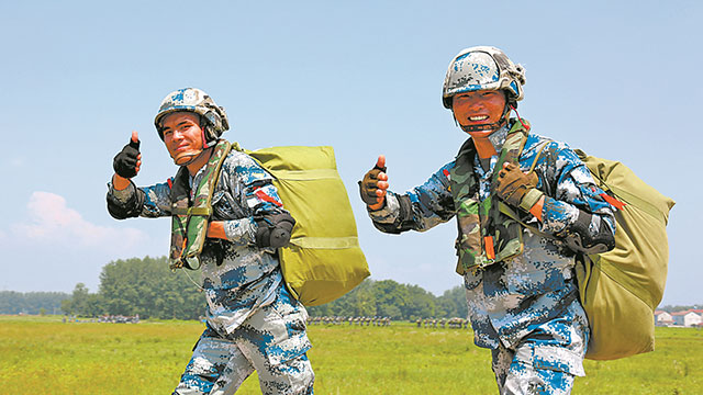 傘花綻放！空降兵某旅組織春季入伍新兵首次進行跳傘訓(xùn)練