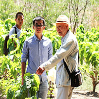 88歲深入天山采集，90歲堅(jiān)持在研究一線，他是“高擎火把的引路人”