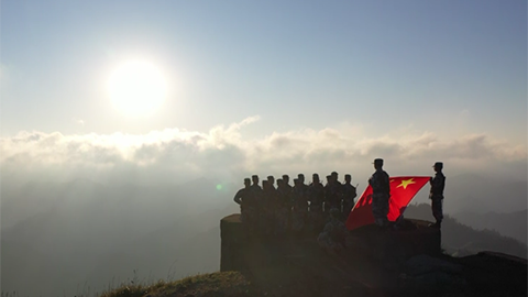 空軍官兵致敬偉大祖國：守衛(wèi)歲月安好，捍衛(wèi)每寸山河