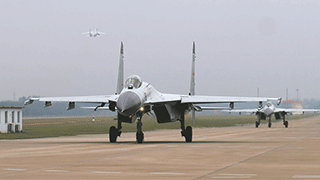 鏖戰(zhàn)云端！海軍航空兵某旅空中對抗訓(xùn)練拉開戰(zhàn)幕