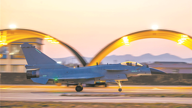 雛鷹展翅向云天，空軍航空兵某旅跨晝夜飛行訓(xùn)練影像