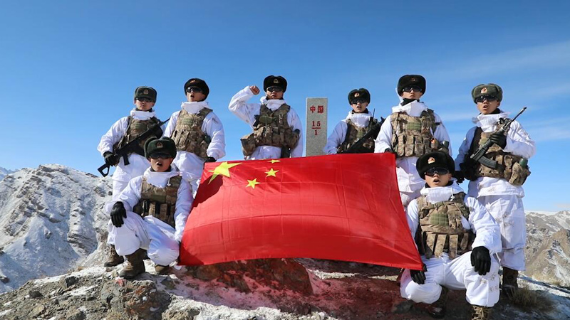 新春走軍營丨中吉15號界碑前，新兵接過鋼槍！