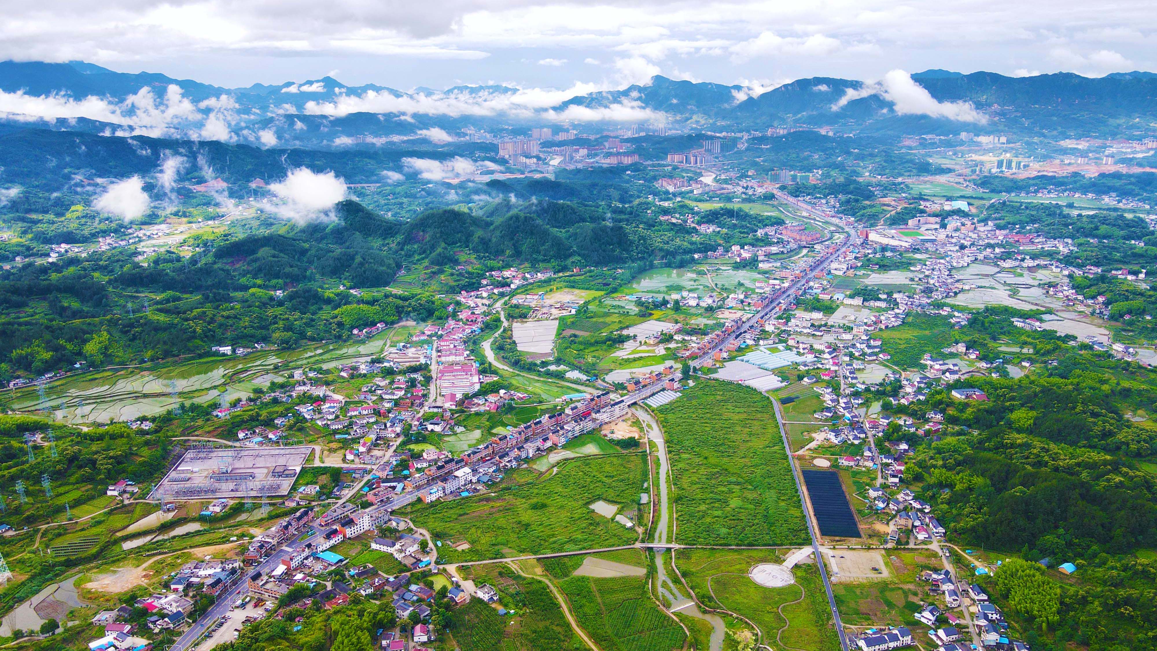 航拍安徽岳西：芒種時(shí)節(jié)，阡陌縱橫田園繽紛