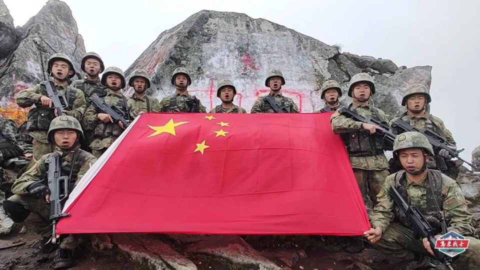 迎國(guó)慶，守平安！邊防官兵在巡邏戰(zhàn)位為祖國(guó)慶生