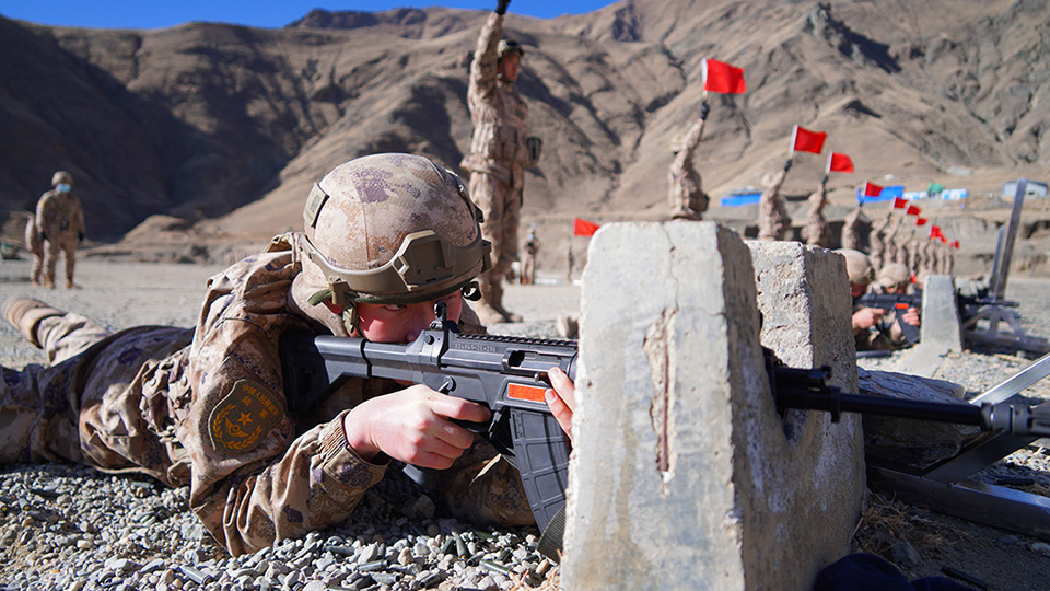 新春走軍營丨西藏軍區(qū)某旅組織實(shí)彈射擊考核