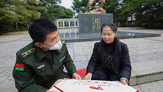 新春走軍營(yíng)·情暖軍烈屬 | 永遠(yuǎn)的向群