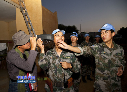 聯(lián)馬團(tuán)裝備核查官巴甫杜拉正在親自試驗(yàn)國(guó)產(chǎn)夜視儀性能。