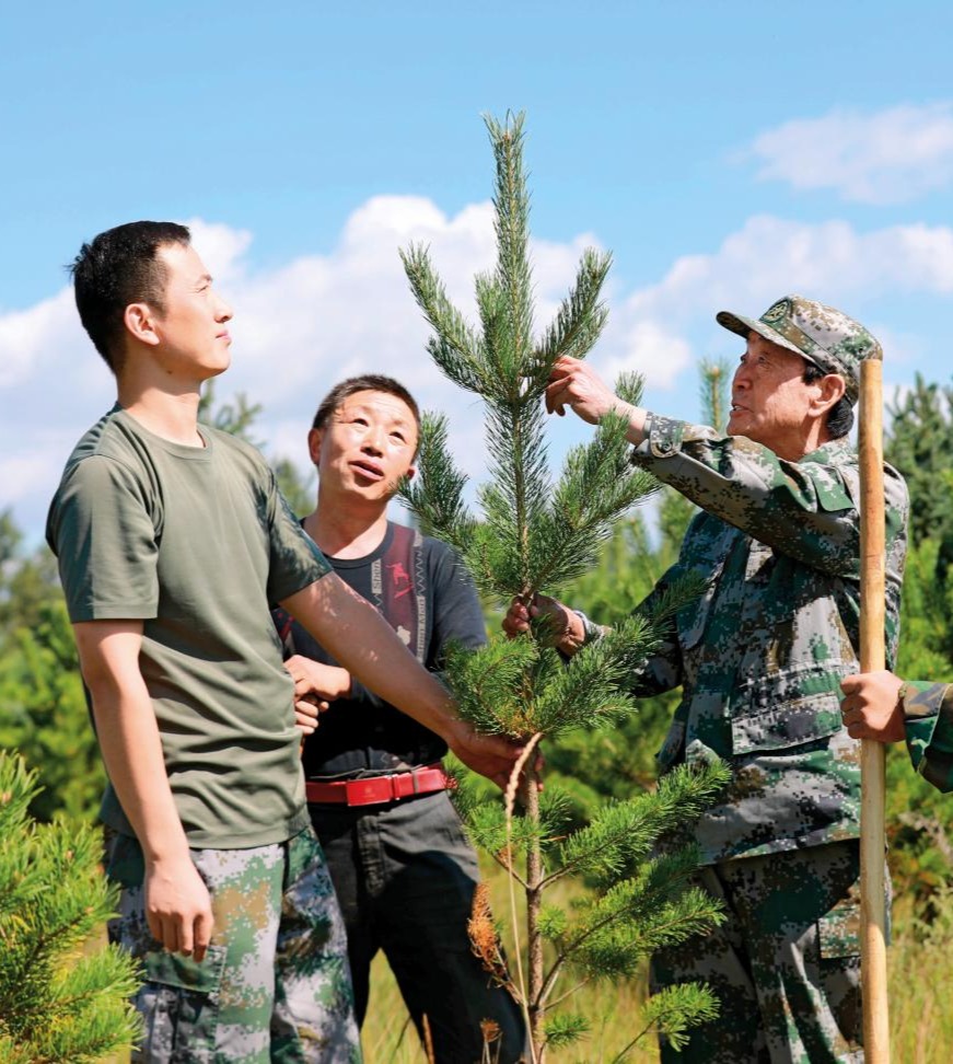 2021-08-26，張連印帶著貧困戶魏隨舍和教育基地工作人員種樹。（丁美寧 攝）