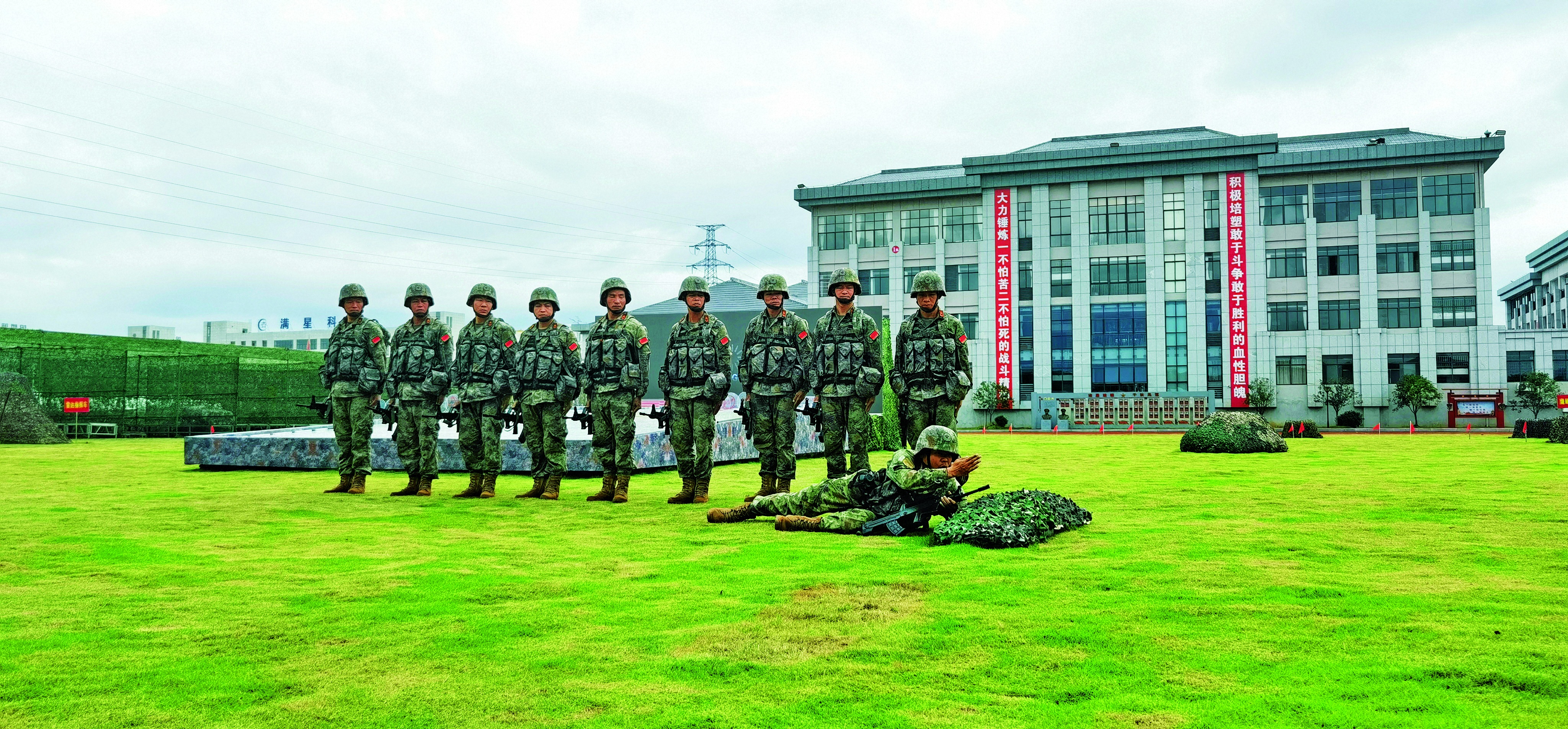 江西省贛州軍分區(qū)組織民兵單兵戰(zhàn)術(shù)基礎(chǔ)科目教學(xué)，劉德超攝