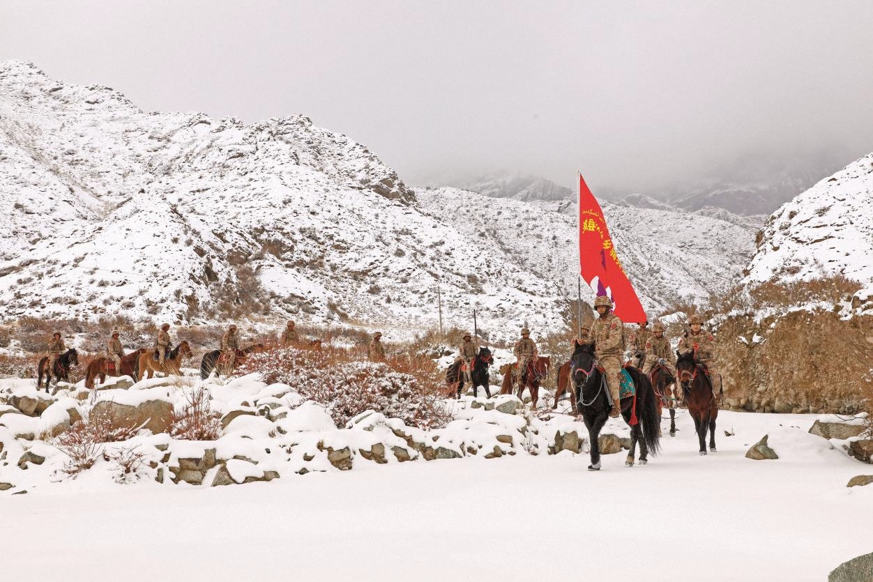 圖6-4為：民兵騎兵連在蜿蜒的山區(qū)里巡邏執(zhí)勤，確保防區(qū)安全穩(wěn)定。